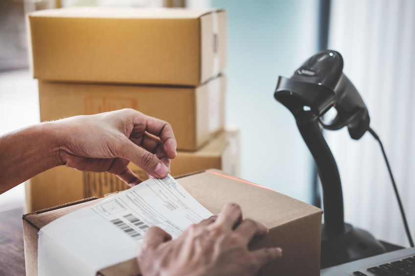 Pakket met FedEx label klaar voor verzending – voorbeeld van internationale zending