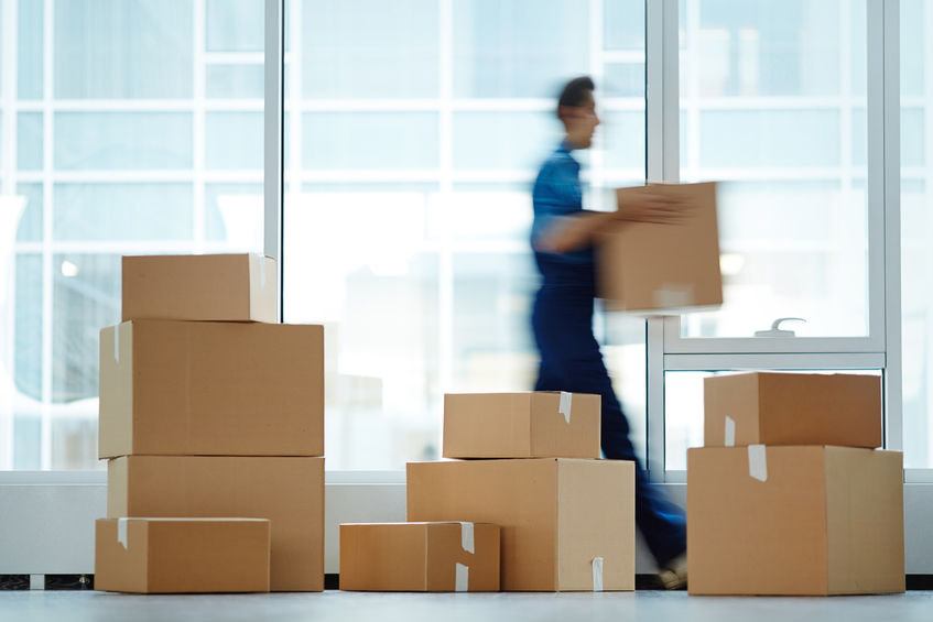 Afbeelding van FedEx dozen in verschillende standaardformaten, geschikt voor internationale verzendingen