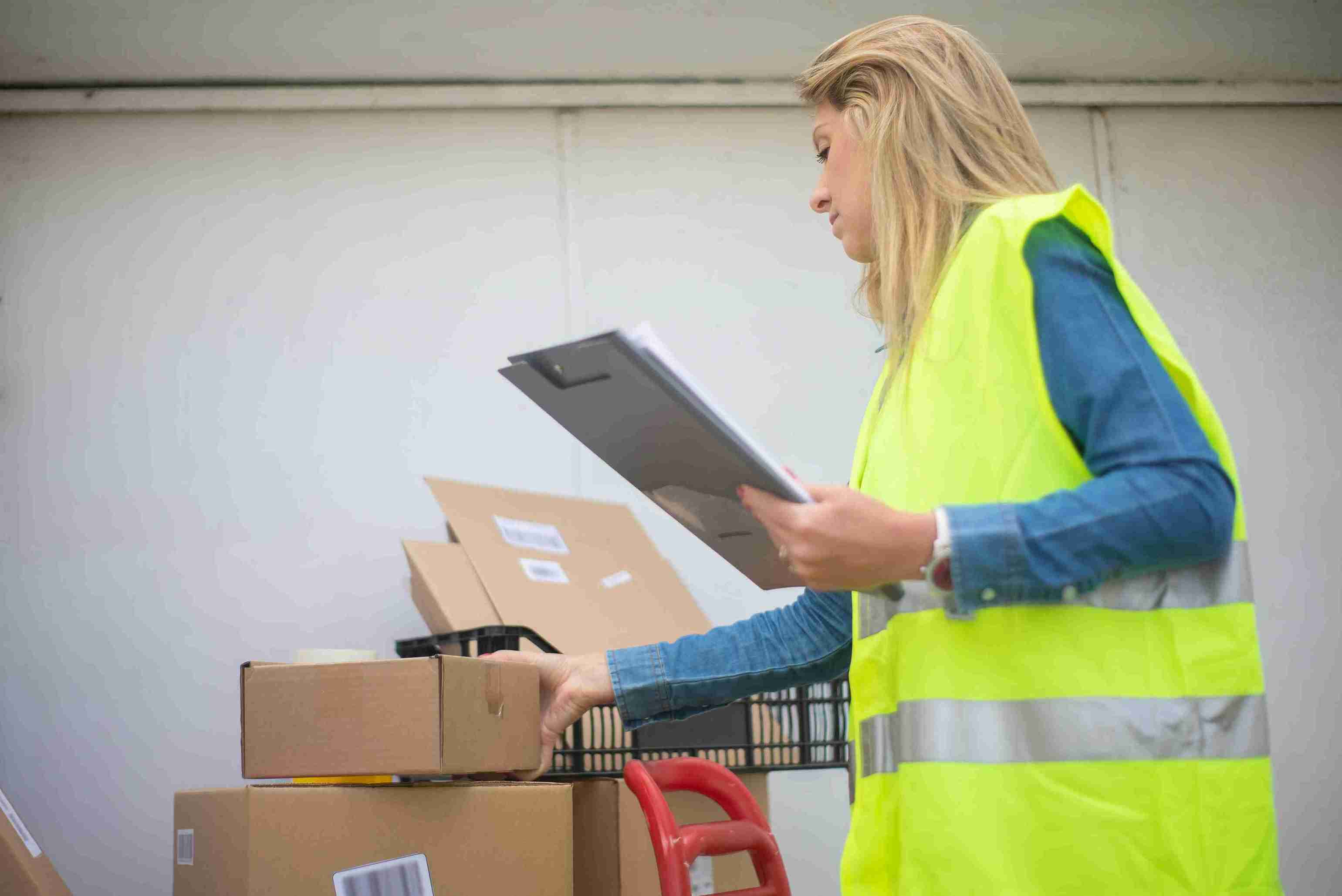 Spoedkoerier laadt pakket in bestelwagen voor snelle international levering