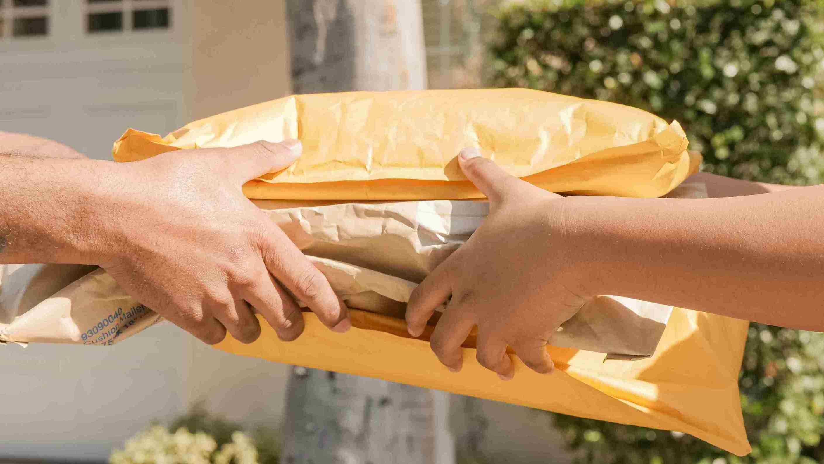 FedEx koerier bezorgt een pakket in het buitenland – snelle en betrouwbare verzending met FedEx via ParcelParcel.