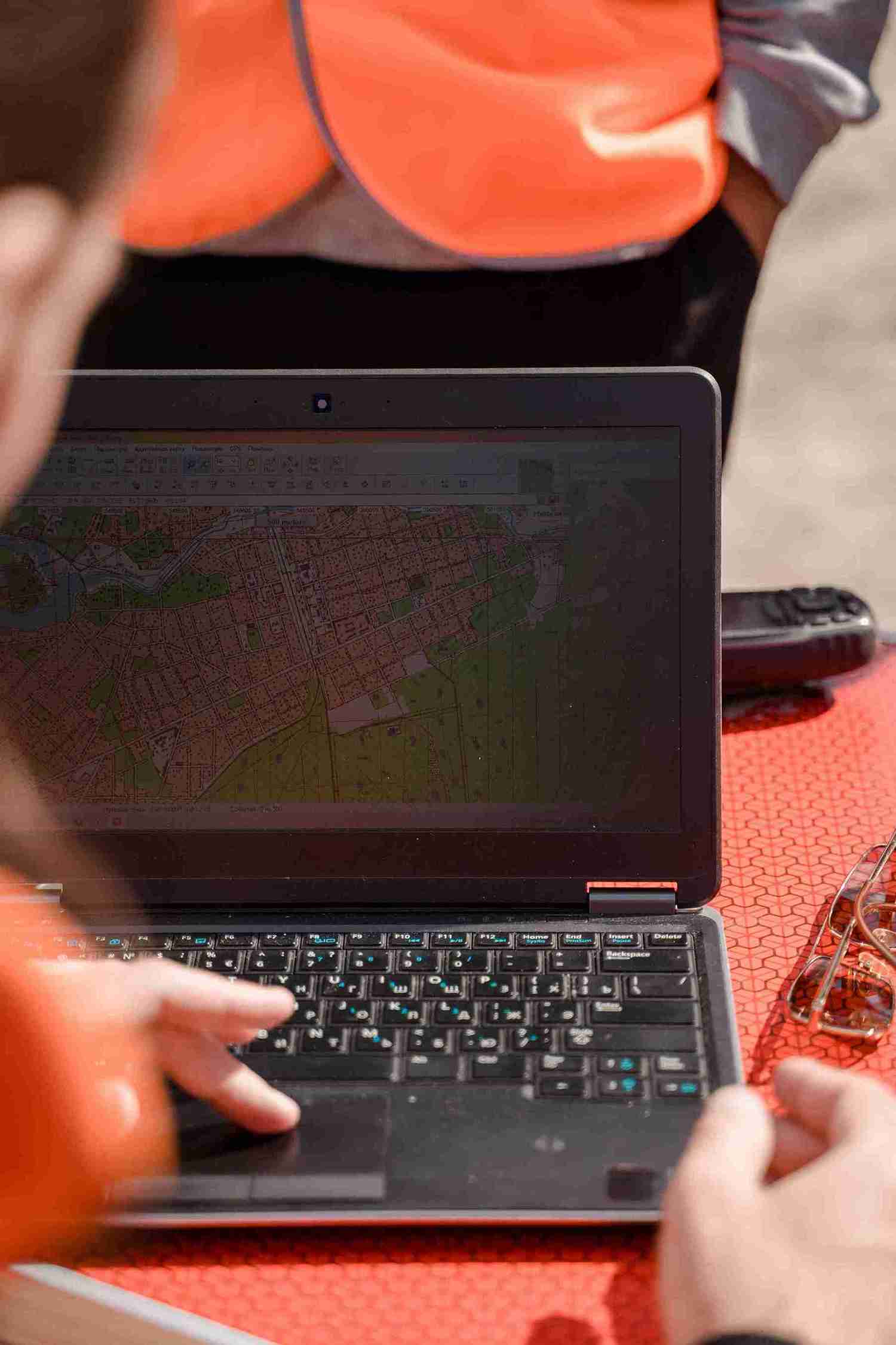 Screenshot van FedEx Track and Trace pagina met ingevuld trackingnummer